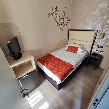 Hotel Piacenza Milano Esterno foto