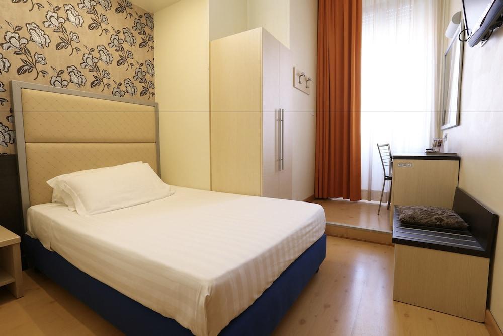 Hotel Piacenza Milano Esterno foto