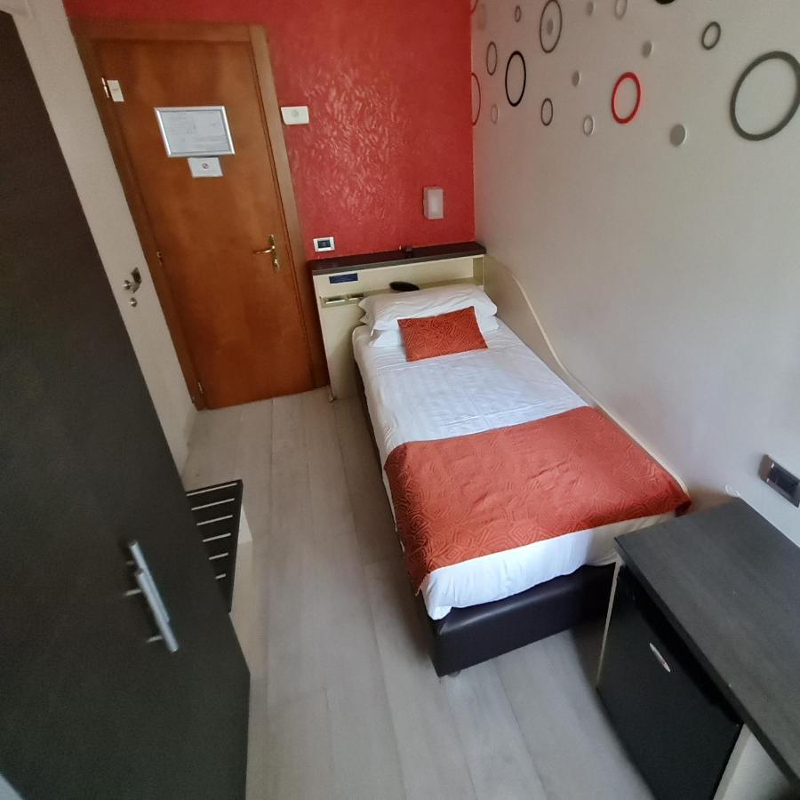 Hotel Piacenza Milano Esterno foto