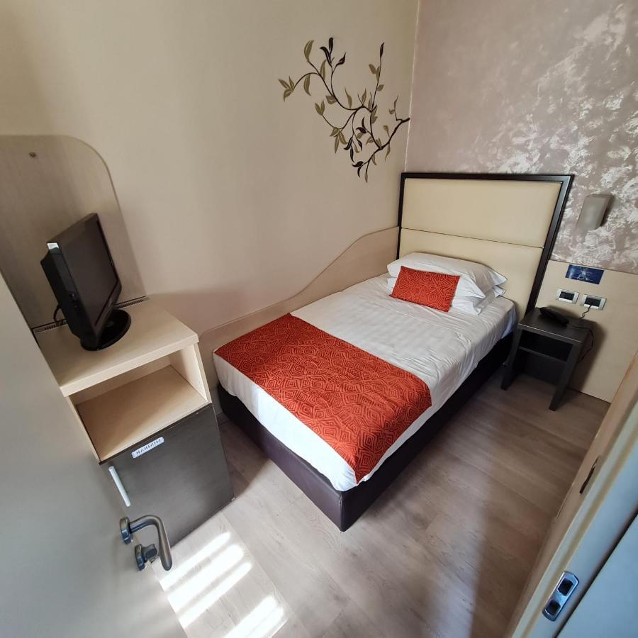 Hotel Piacenza Milano Esterno foto