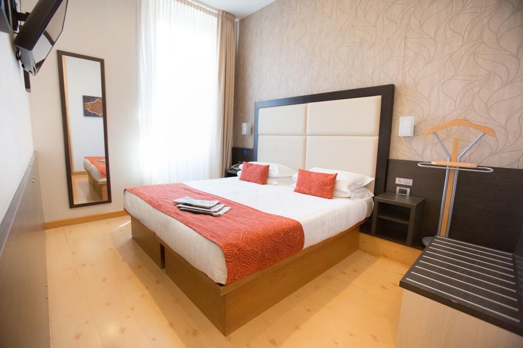 Hotel Piacenza Milano Esterno foto