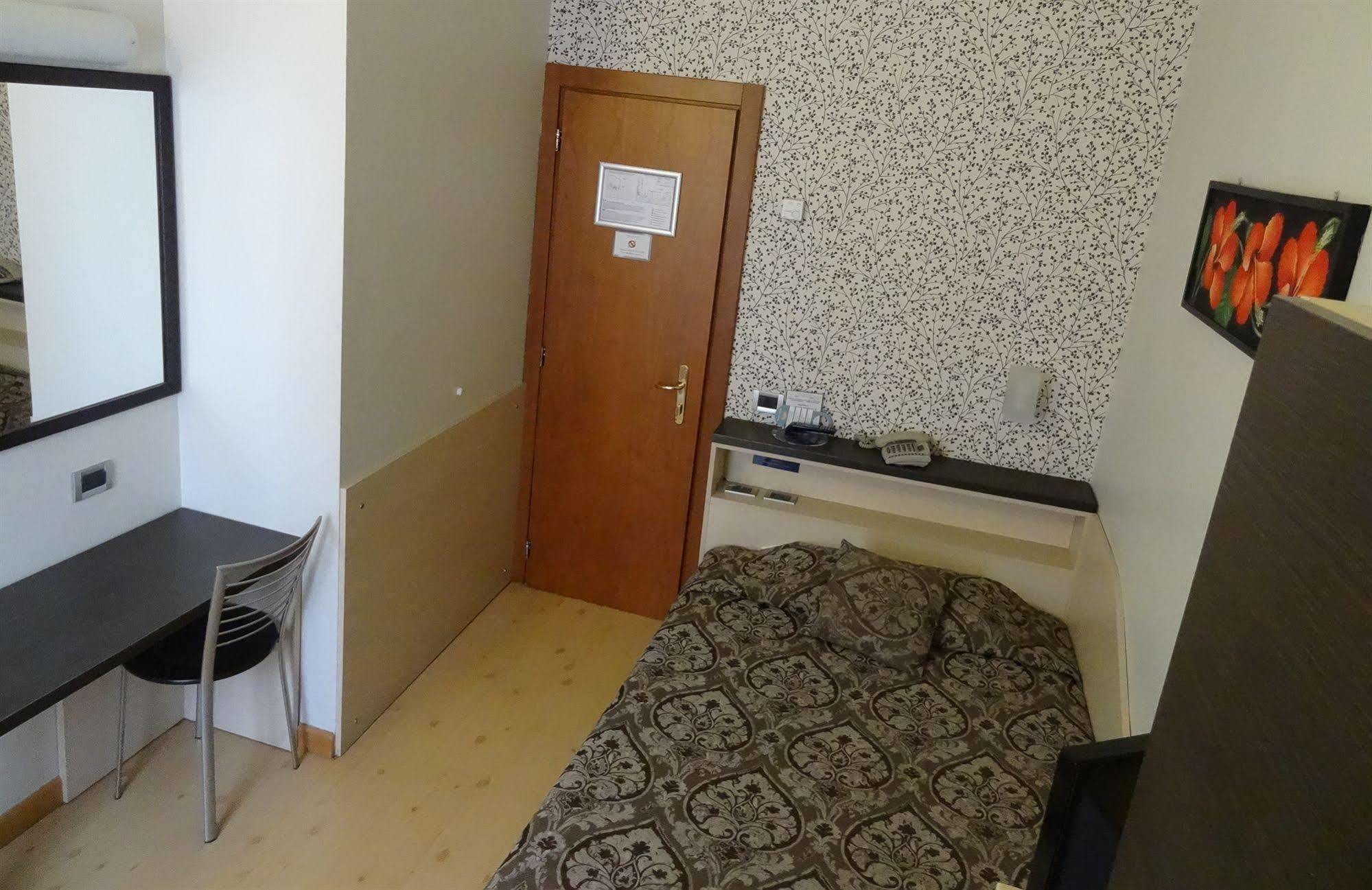 Hotel Piacenza Milano Esterno foto